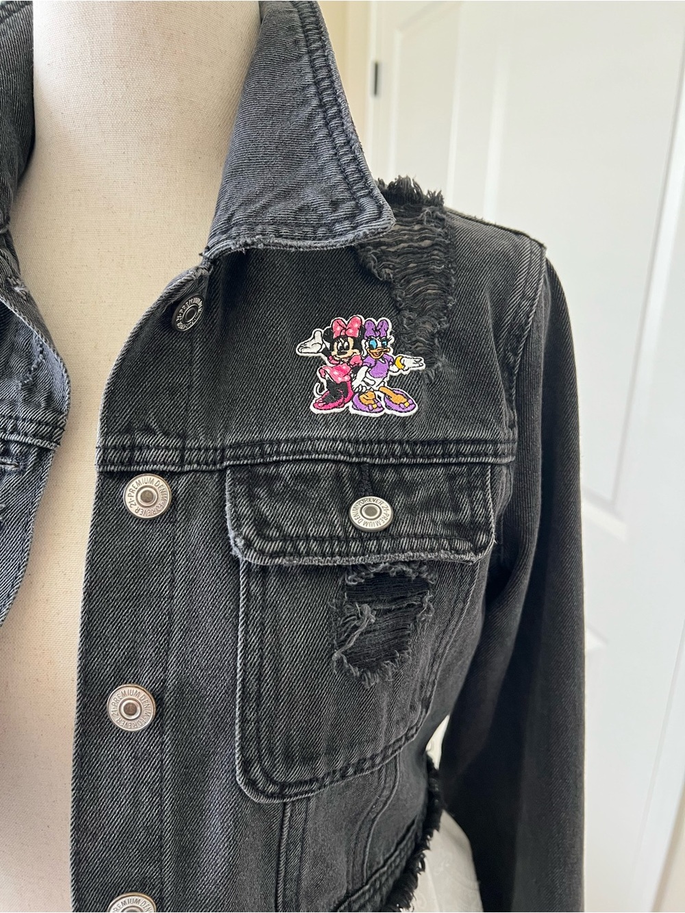 Forever 21 Black Distressed Cropped Denim Jacket with Embroidered Patch - Picture 4 of 7
